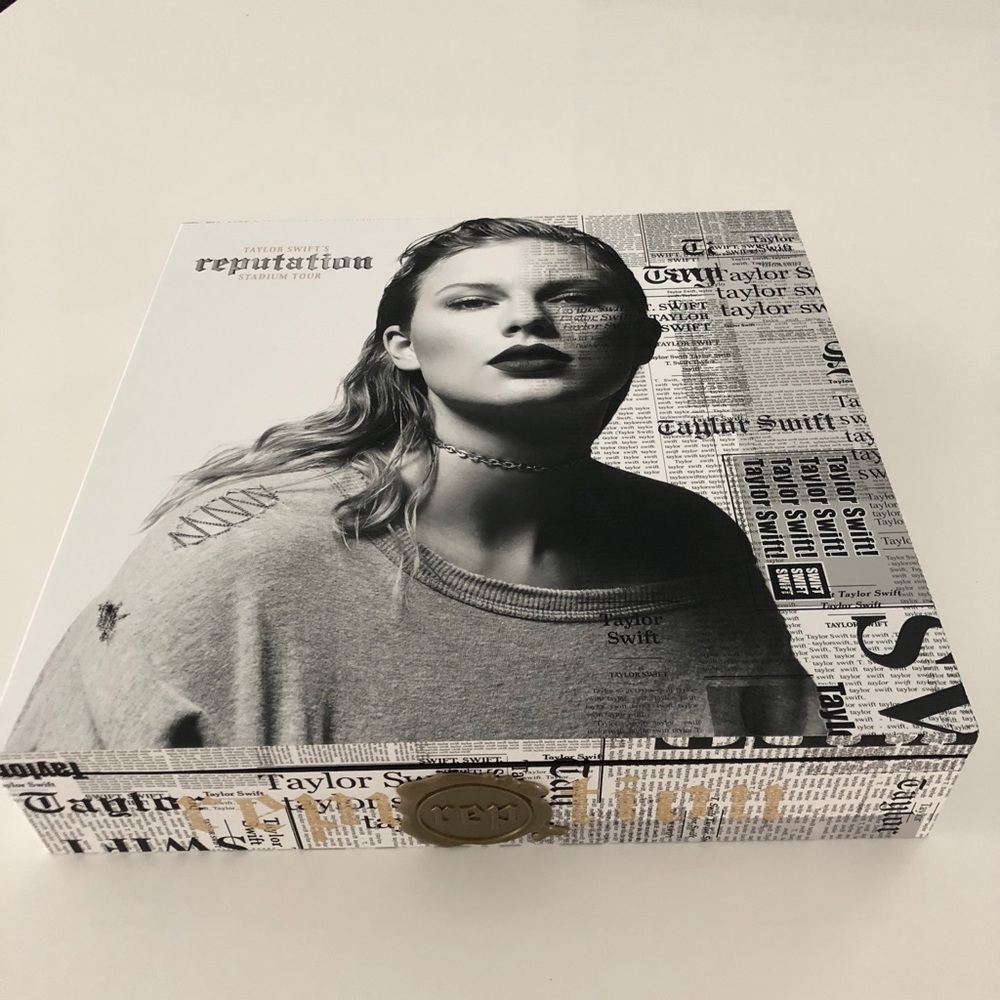 Taylor Swift Reputation VIP Collectors Box